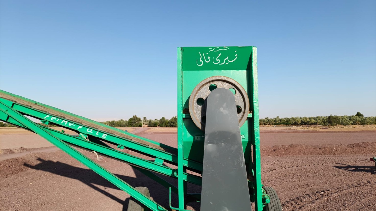 إنزال وتركيب معدات تجهيز المخلفات